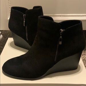 Small heel boots